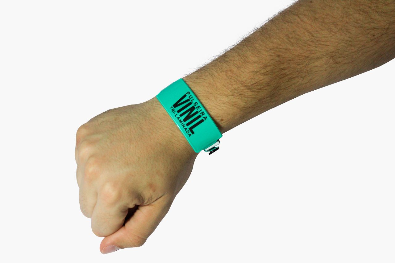 Pulseira de vinil: a solução para identificação de longa duração em ambientes com água