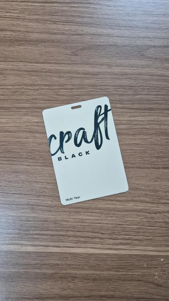 Crachá personalizado: identificação permanente para colaboradores e prestadores de serviço