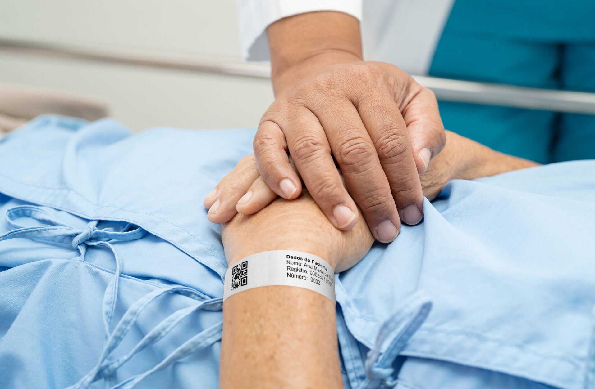 Paciente com pulseira hospitalar de identificação