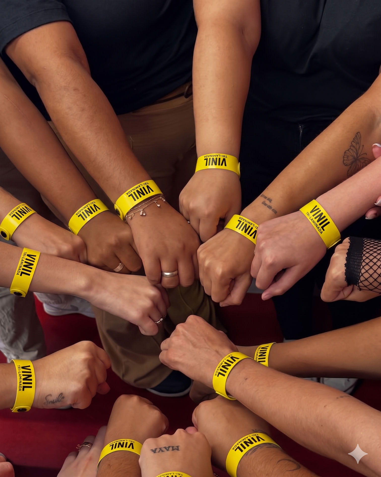 Grupo com pulseiras amarelas para identificação em congresso