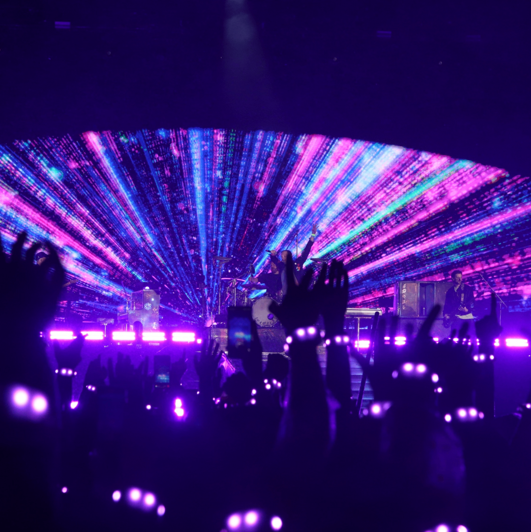 Show com pulseiras iluminadas em festival